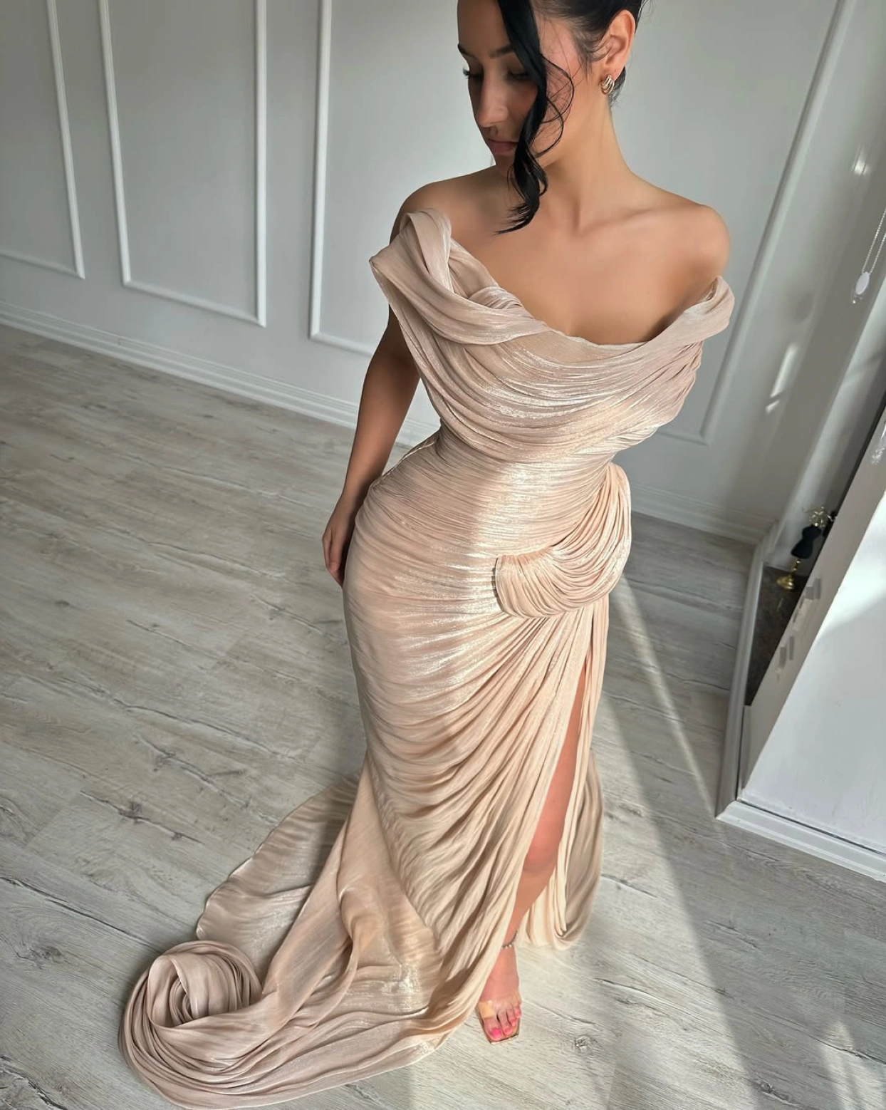 Rochie lunga Edenna Nude din voal cu efect couture și siluetă clepsidră Rochie lunga Edenna Nude din voal cu efect couture și siluetă clepsidră
