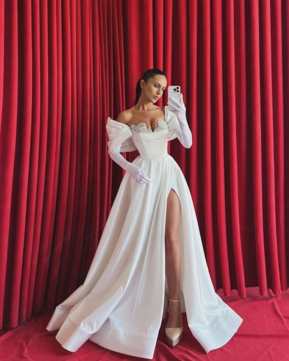 Rochie lunga Theodora Alb cu pietre stralucitoare pe bust