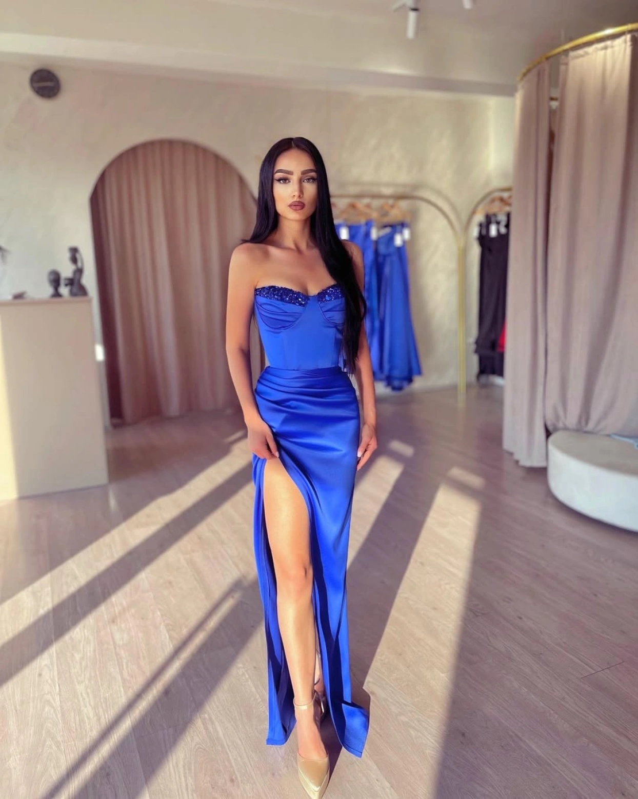 Rochia lunga Anastasia albastru royal tafta bust cupe cu paiete