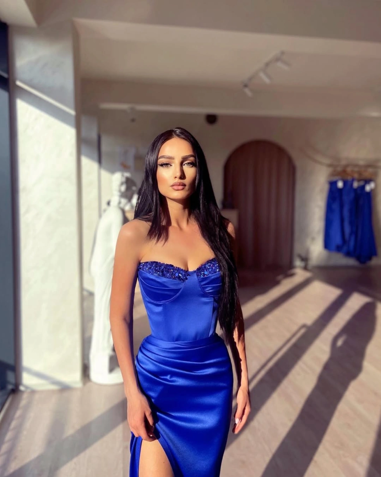 Rochia lunga Anastasia albastru royal tafta bust cupe cu paiete