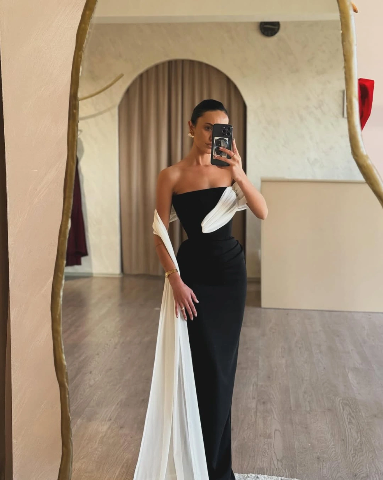 Rochie lunga Lydia Negru cambrata cu esarfa din tull