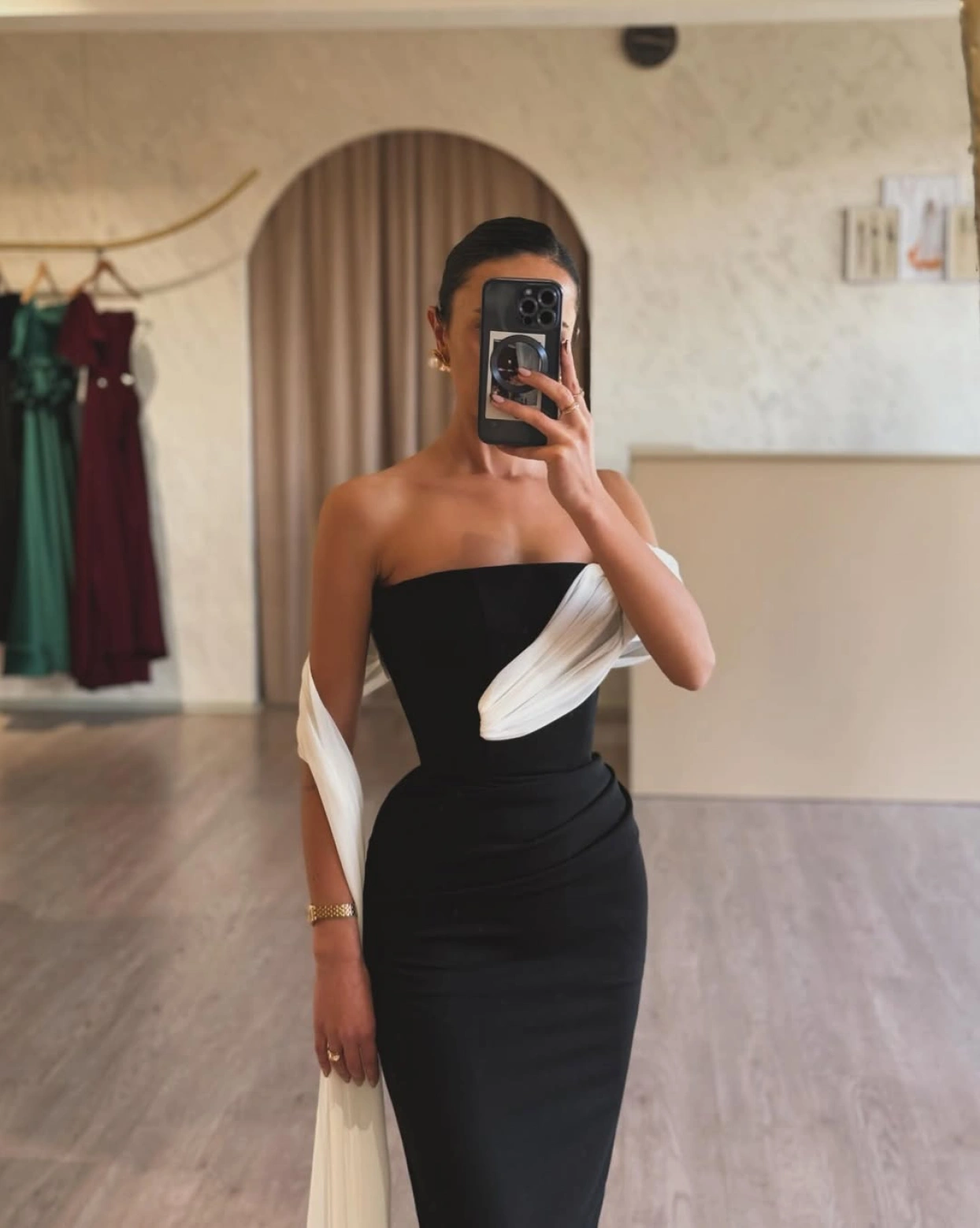 Rochie lunga Lydia Negru cambrata cu esarfa din tull