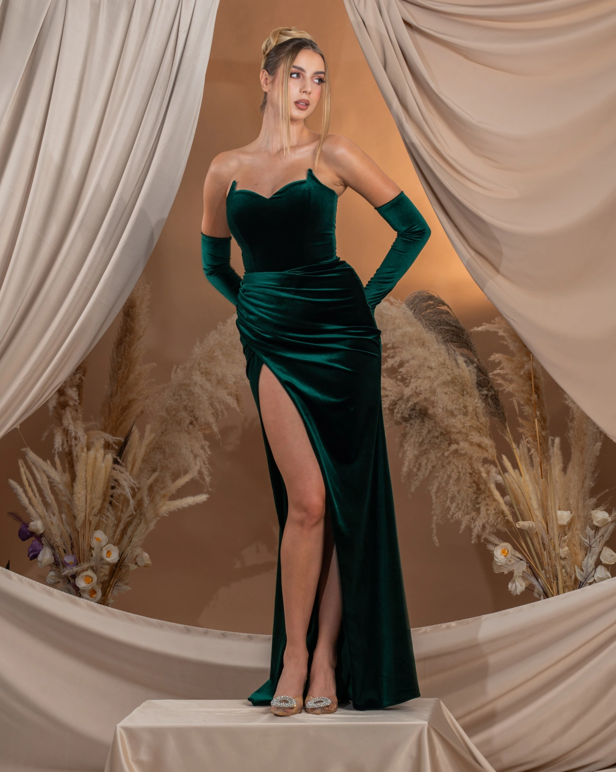 Rochie lunga Mira Verde catifea cambrata manusi catifea