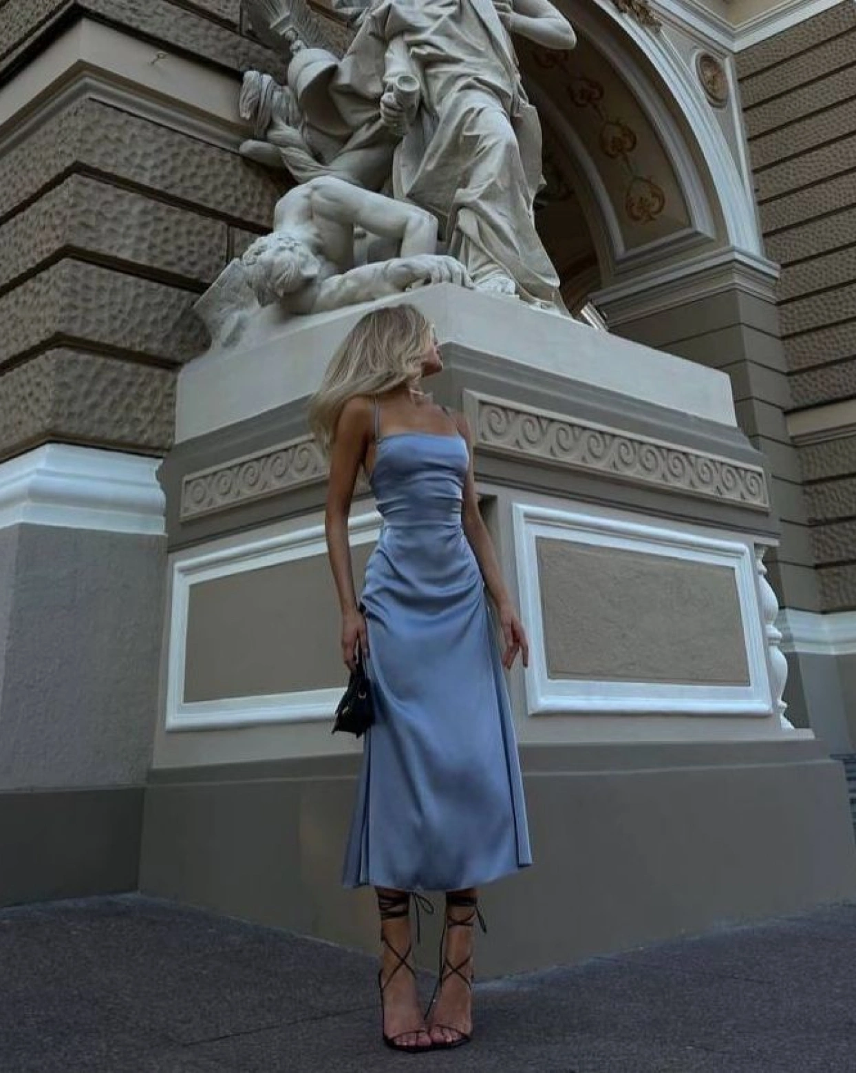 Rochie midi Velora Bleu cu drapaj elegant și slit Rochie midi Velora Bleu cu drapaj elegant și slit