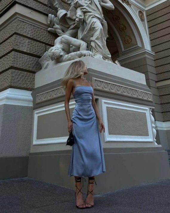  Rochie midi Velora Bleu cu drapaj elegant și slit