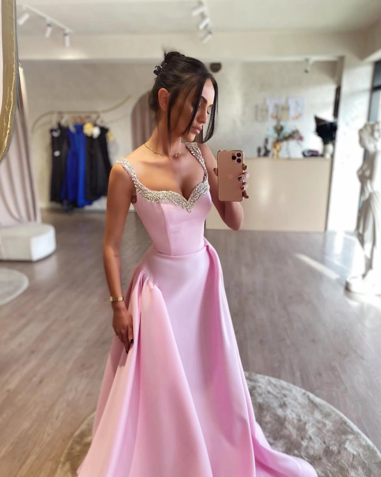Rochie lunga Rosse cu pietre stralucitoare pe bust Rochie lunga Rosse cu pietre stralucitoare pe bust