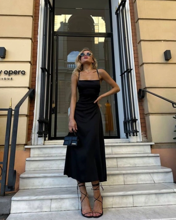  Rochie midi Velora Negru cu drapaj elegant și slit