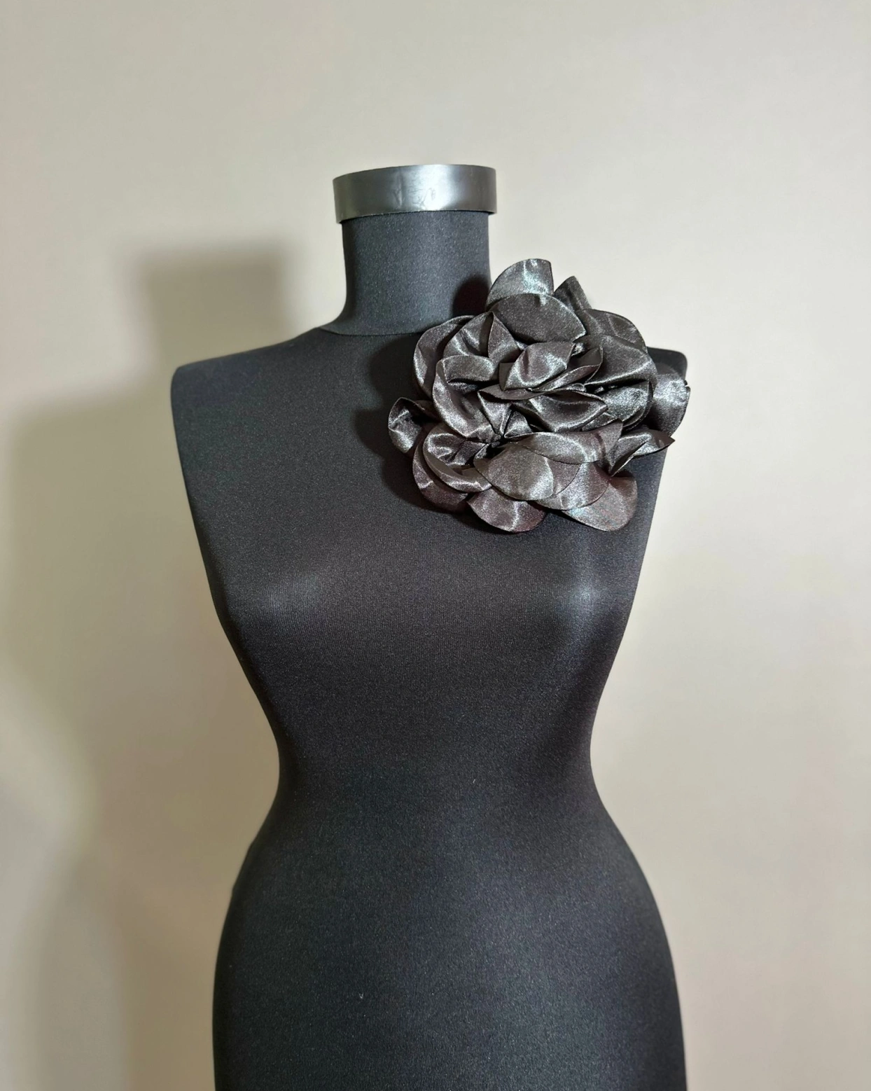Brosa Floare Medie Neagra