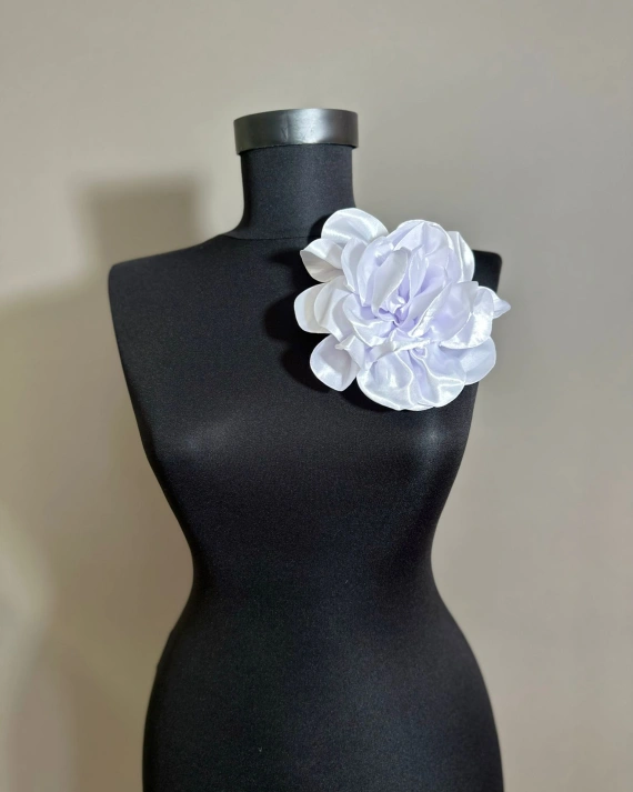 Brosa Floare Medie Alba