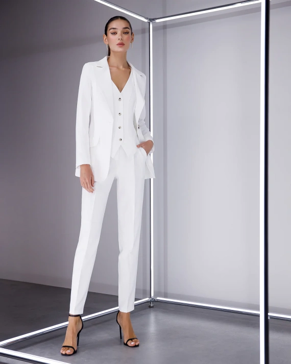 Costum Amelia Alb din 3 piese sacou vesta pantaloni cu buzunare OUTLET