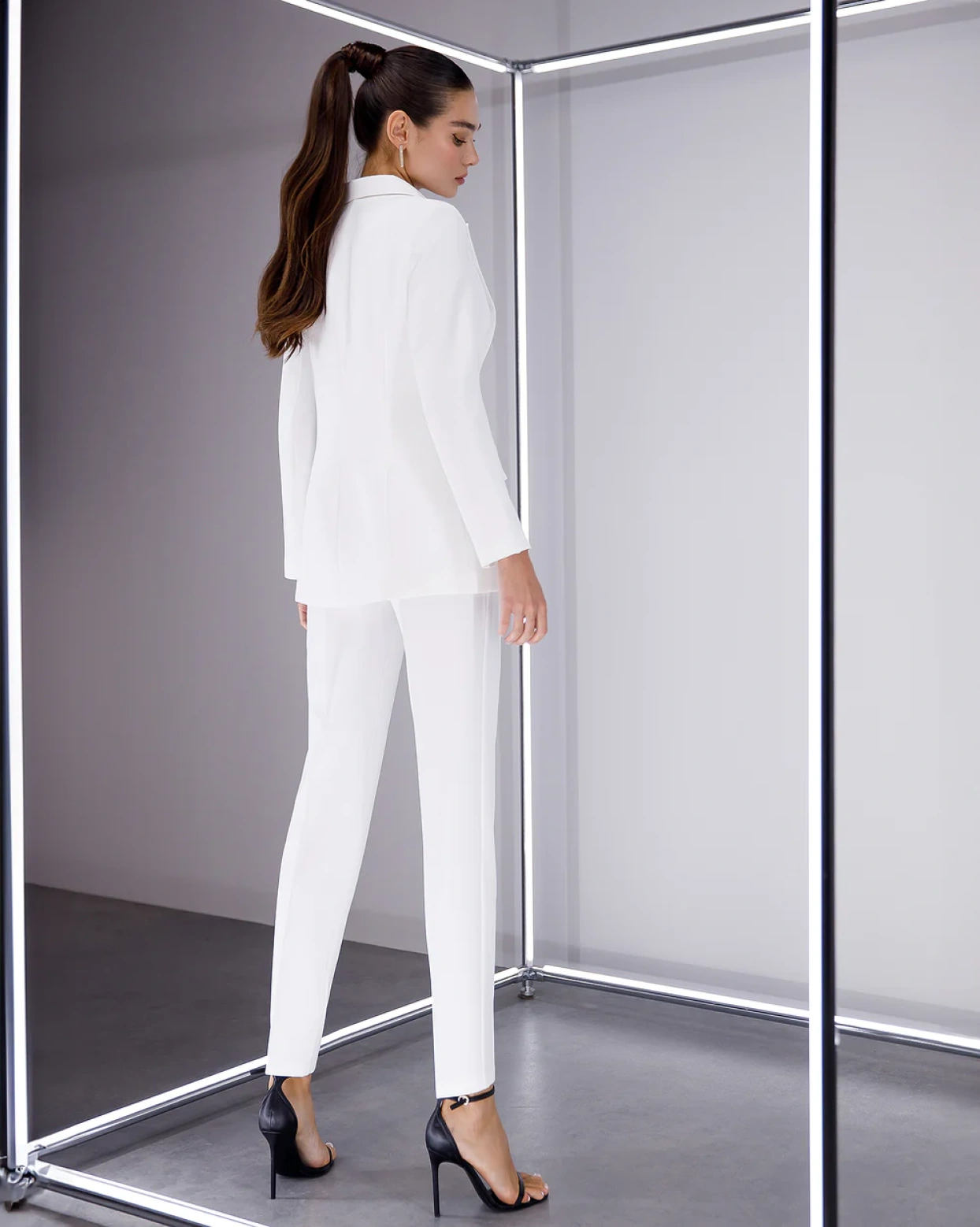Costum Amelia Alb din 3 piese sacou vesta pantaloni cu buzunare OUTLET