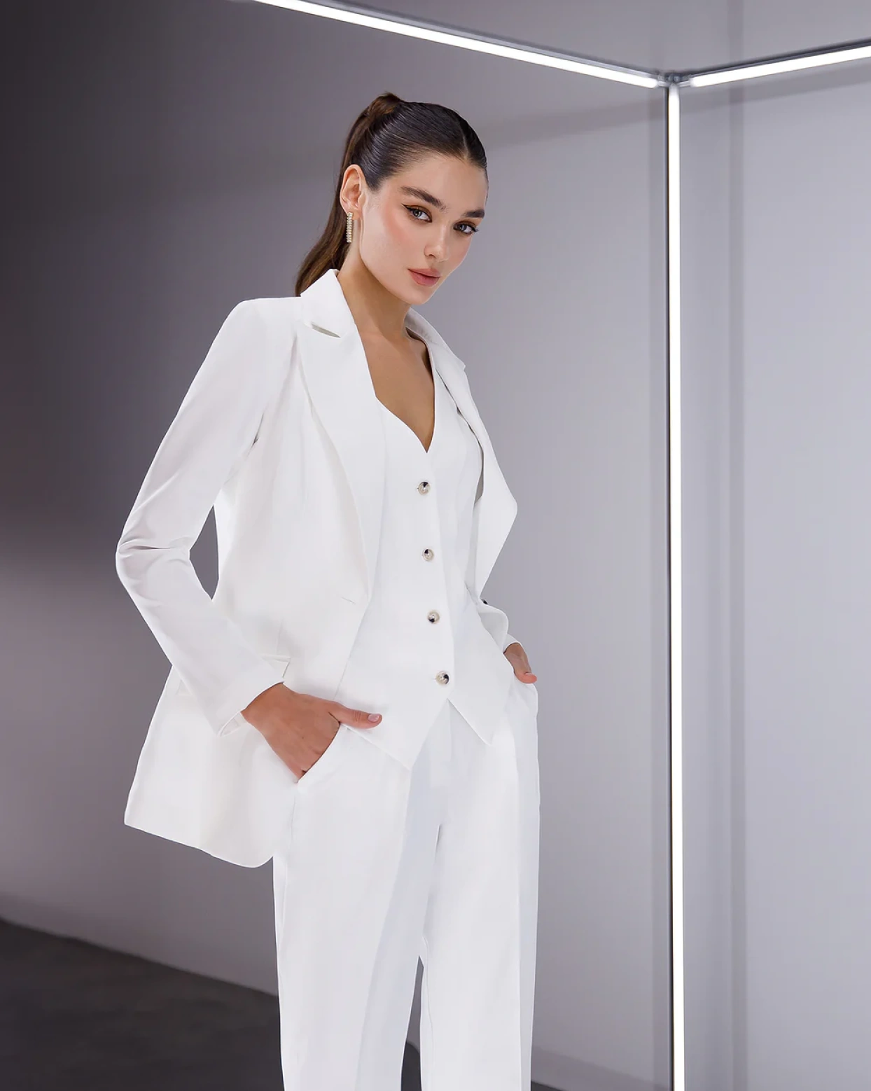 Costum Amelia Alb din 3 piese sacou vesta pantaloni cu buzunare OUTLET