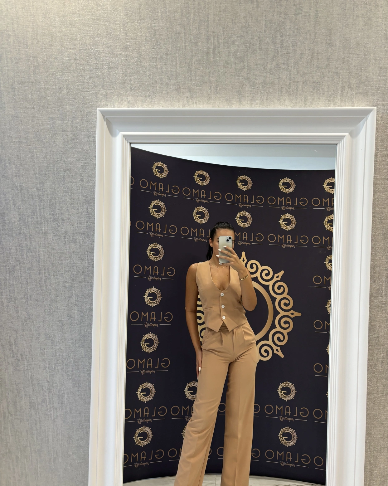 Costum Riviera Bej 2 piese vesta si pantaloni cu buzunare