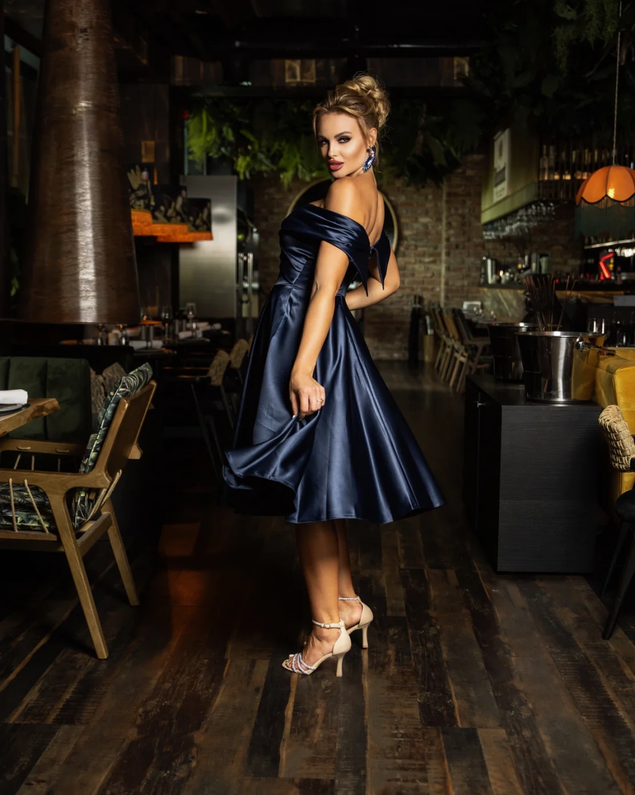 Rochie midi Bella Bleumarin tafta elastica maneci peste brat