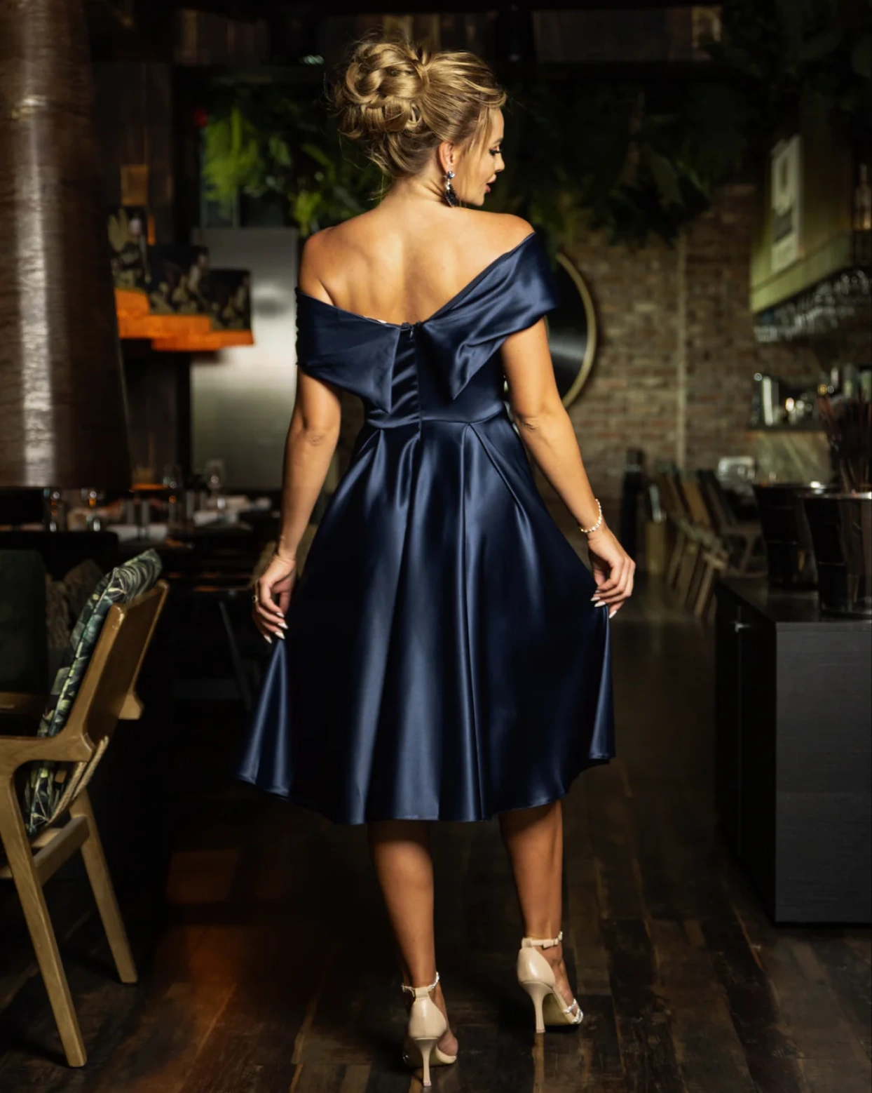 Rochie midi Bella Bleumarin tafta elastica maneci peste brat