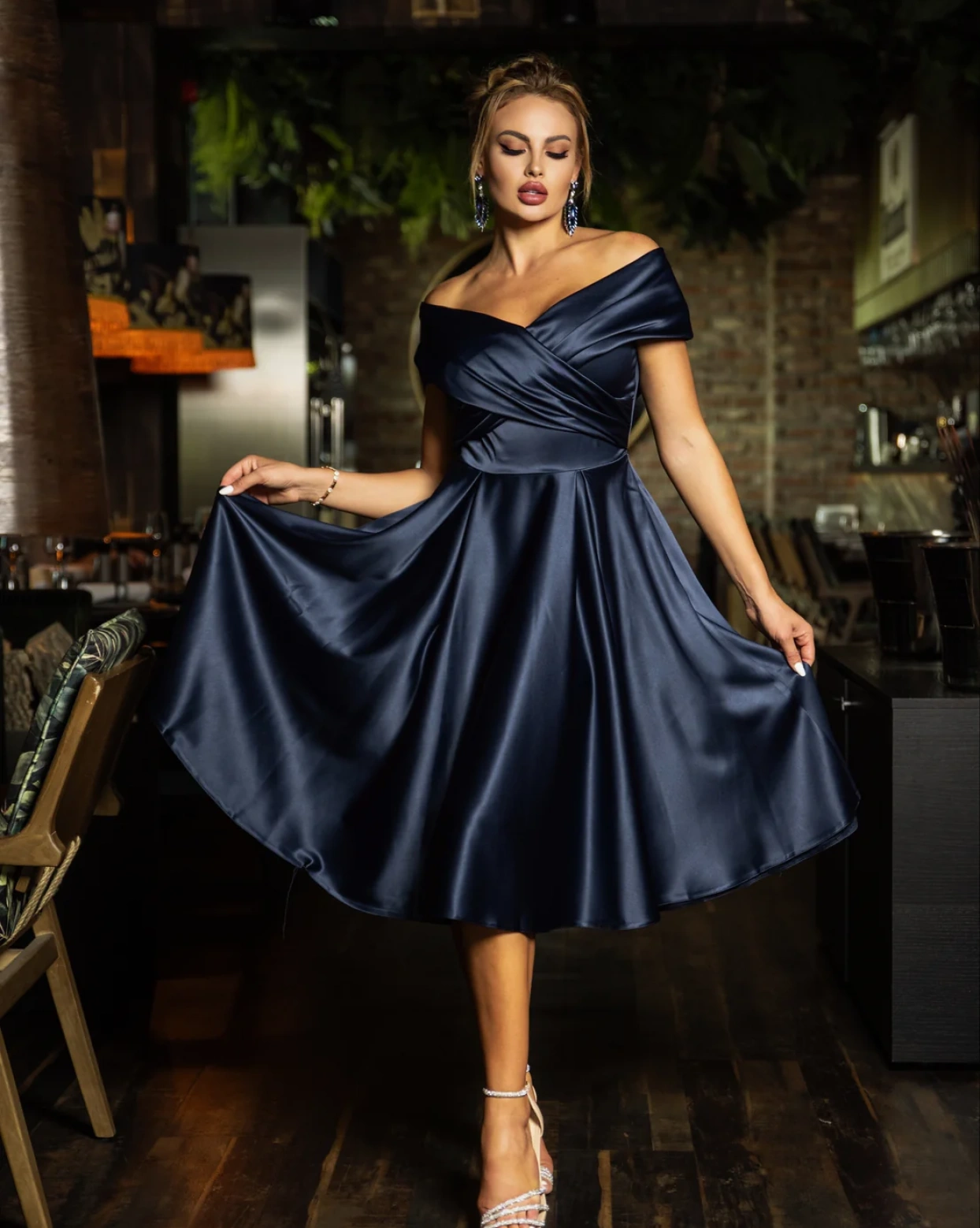 Rochie midi Bella Bleumarin tafta elastica maneci peste brat