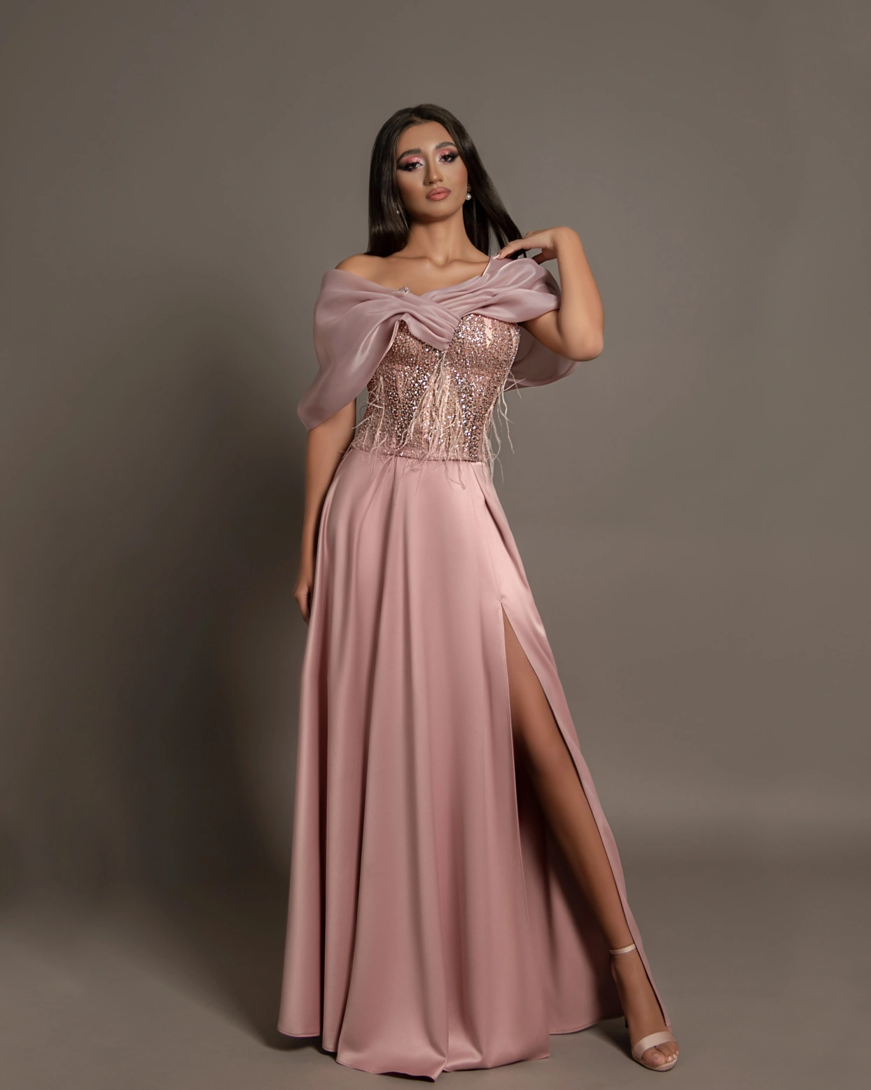 Rochie lunga Reverie roz bust corset pietre semipretioase paiete si pene 