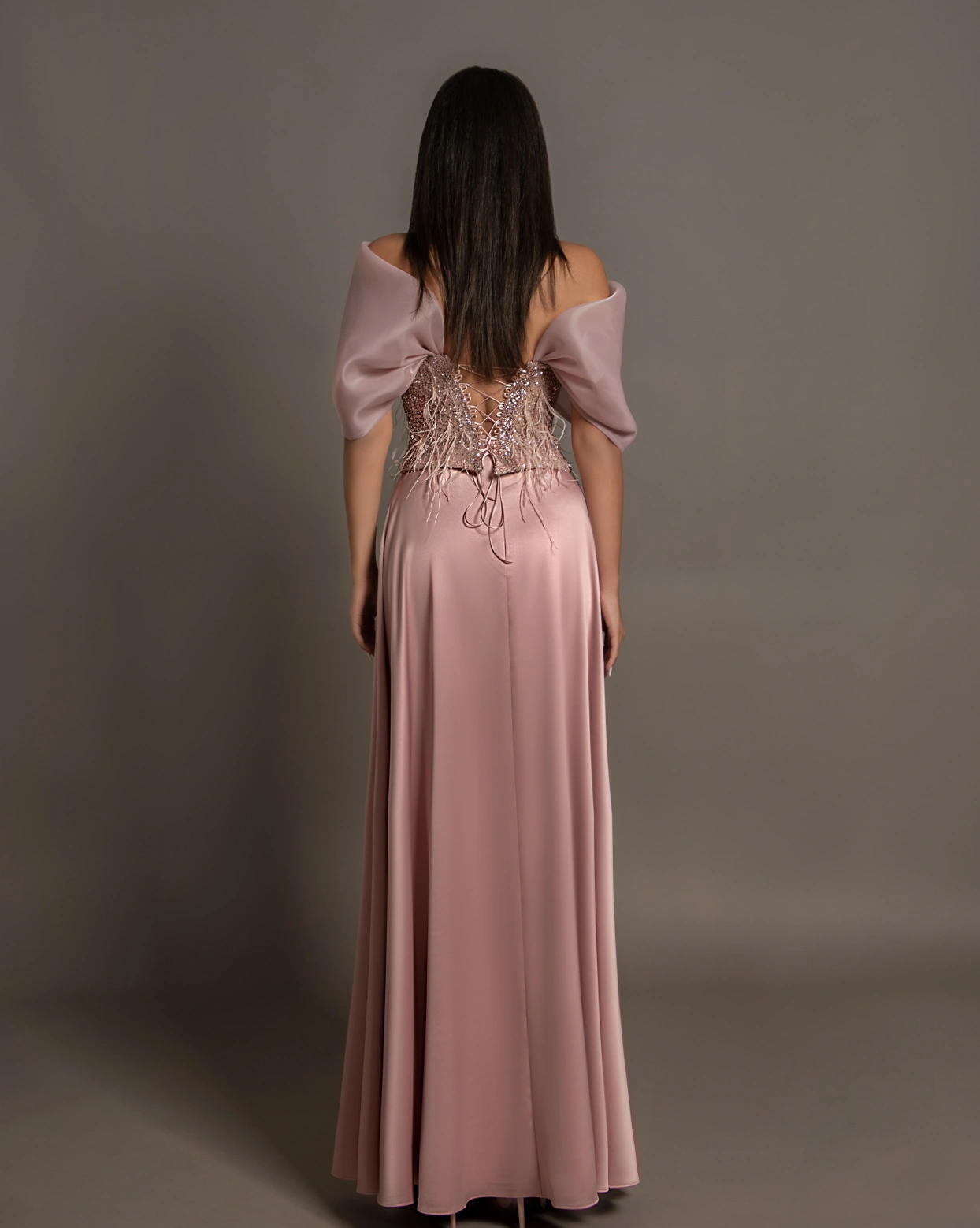 Rochie lunga Reverie roz bust corset pietre semipretioase paiete si pene 