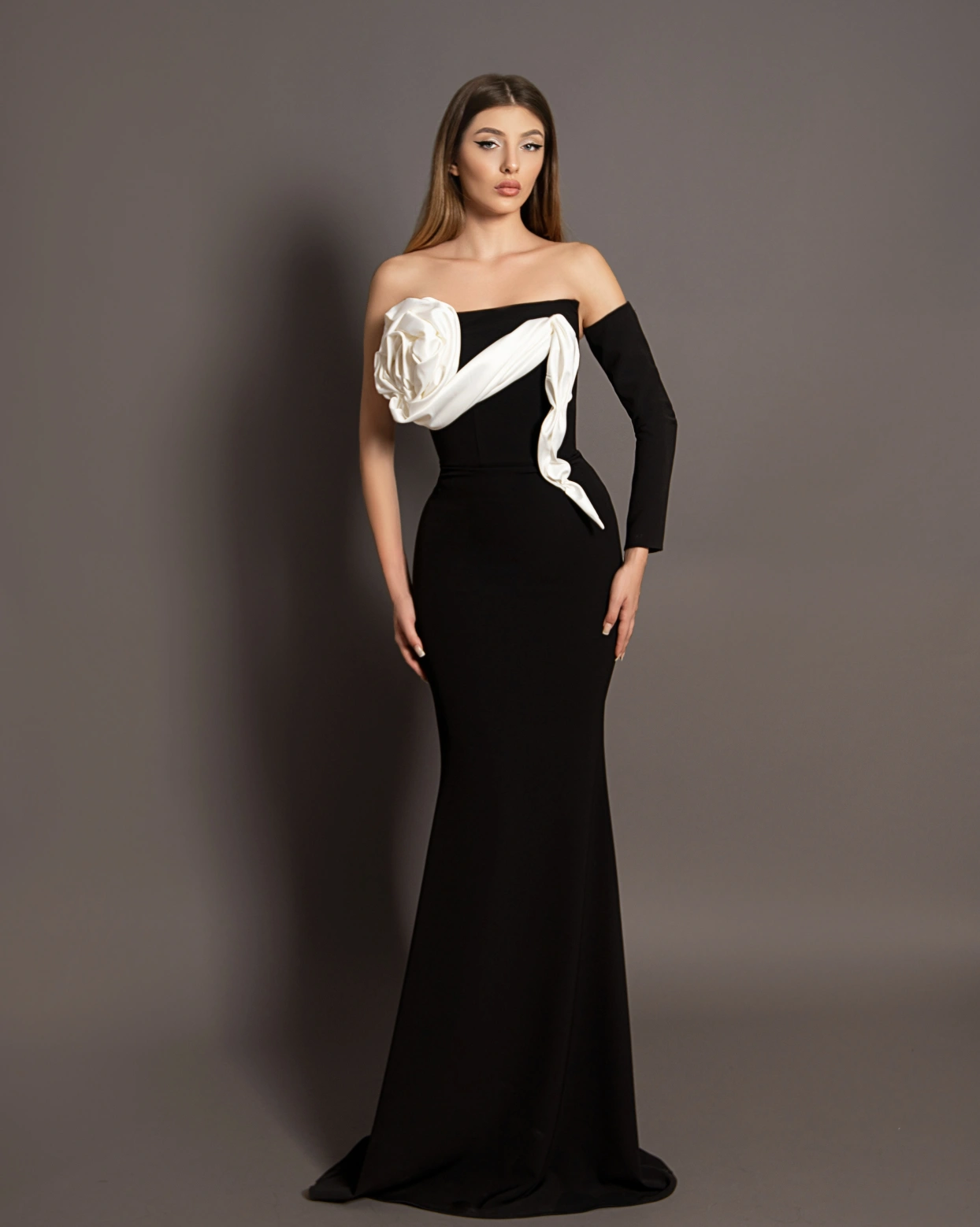 Rochie Jona Negru floare pe bust maneca detasata Rochie Jona Negru floare pe bust maneca detasata